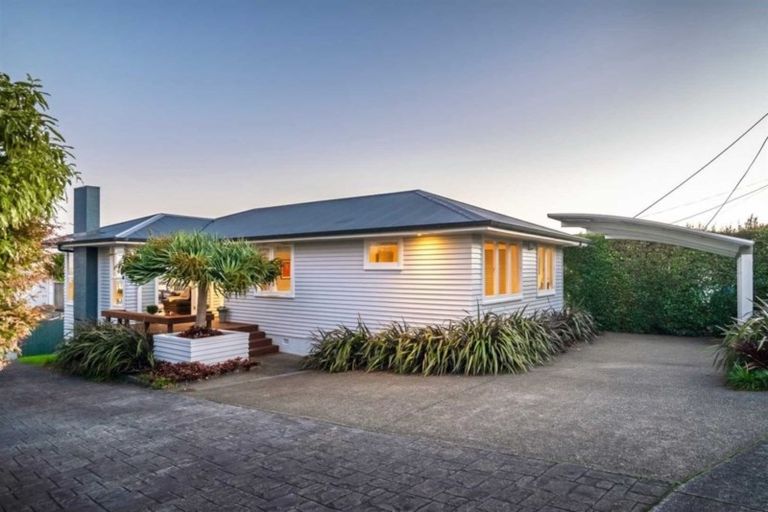 Photo of property in 1/15 Colonial Road, Chatswood, Auckland, 0626