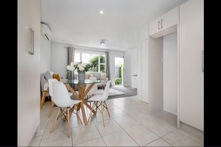Photo of property in 2/111 Aikmans Road, Merivale, Christchurch, 8014