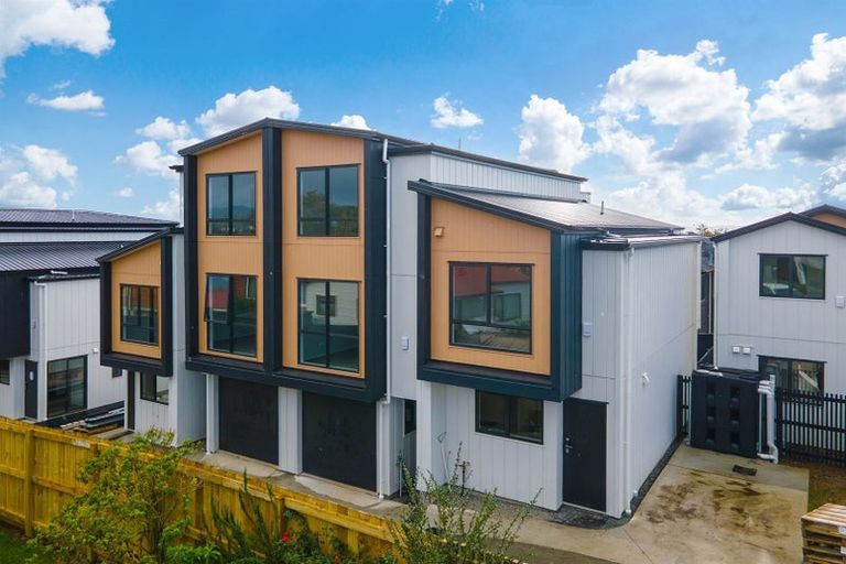 Photo of property in 3/11 Scanlen Terrace, Kelston, Auckland, 0602