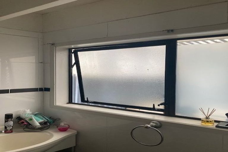 Photo of property in 2a Coniston Avenue, Te Atatu South, Auckland, 0610