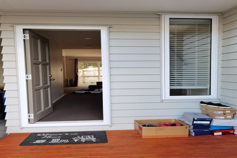 Photo of property in 3/30 John Jennings Drive, Oteha, Auckland, 0632