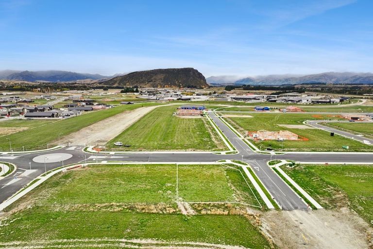 Photo of property in 32 Deans Drive, Wanaka, 9382