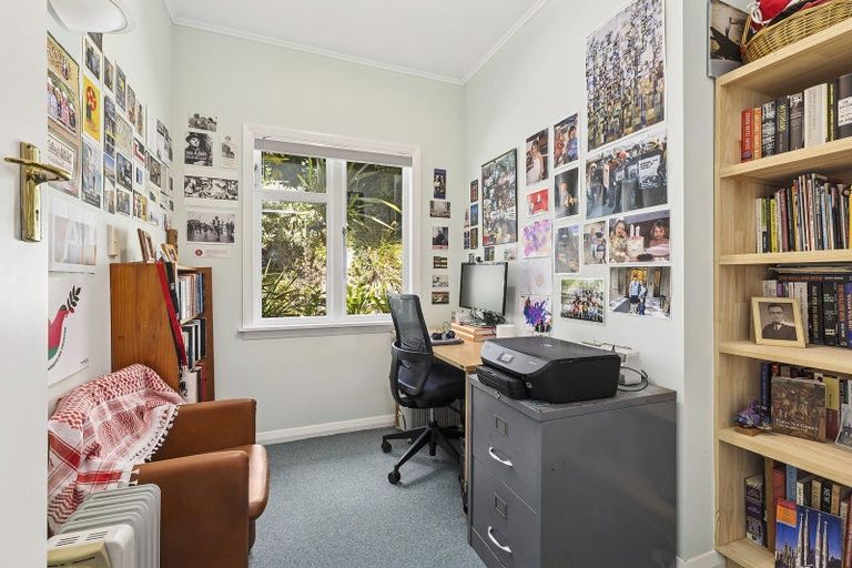 Photo of property in 9 Kellsmere Crescent, Island Bay, Wellington, 6023