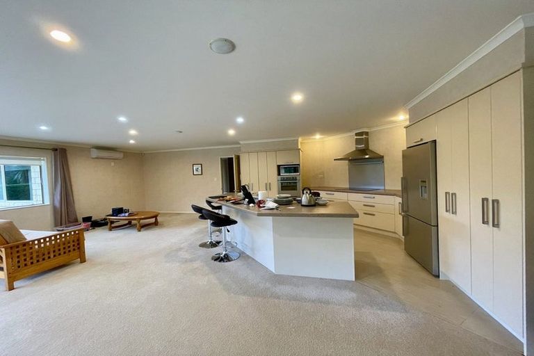 Photo of property in 11 Schopolo Place, Schnapper Rock, Auckland, 0632