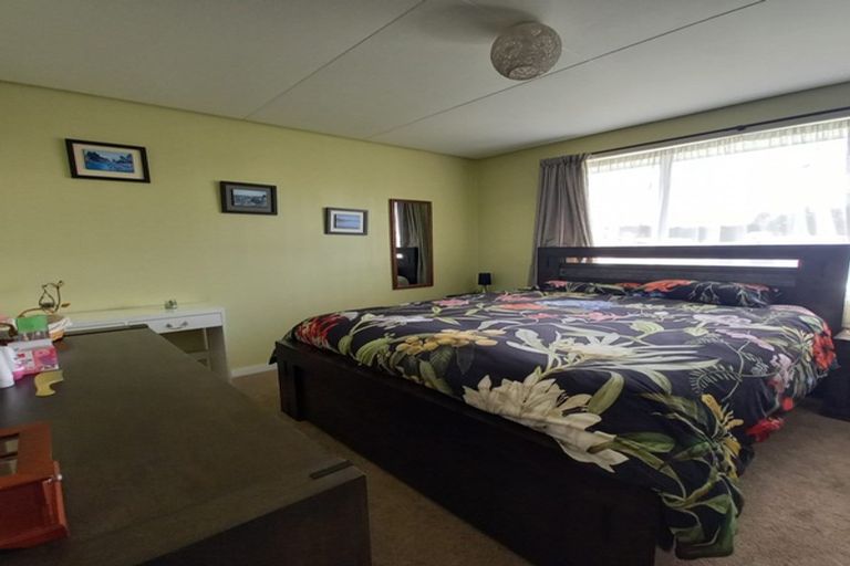 Photo of property in 1 Grove Burn Road, Tuatapere, 9620