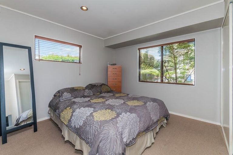 Photo of property in 2/5 September Place, Forrest Hill, Auckland, 0620