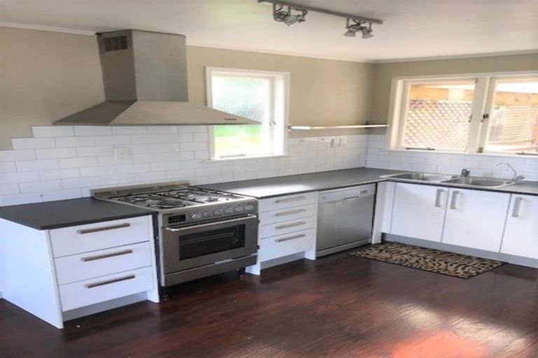 Photo of property in 76 Vodanovich Road, Te Atatu South, Auckland, 0610