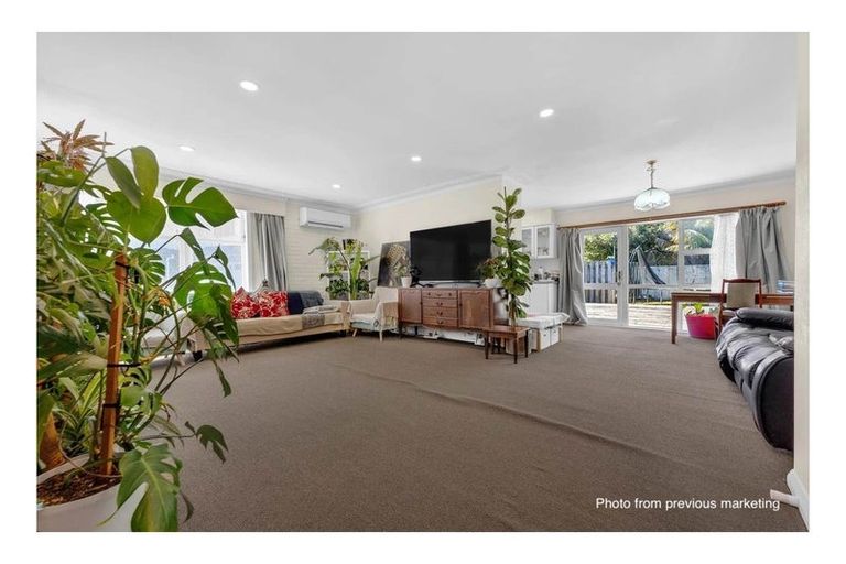 Photo of property in 6 Glenvil Lane, Te Atatu Peninsula, Auckland, 0610