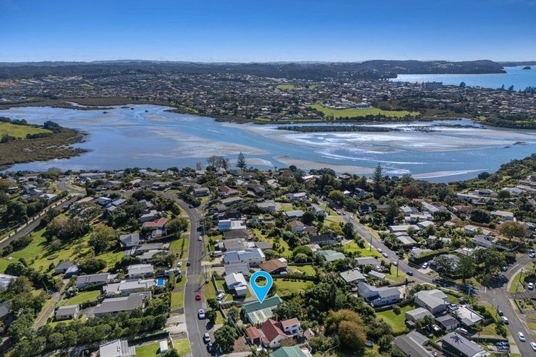 Photo of property in 13 Moffat Road, Red Beach, 0932
