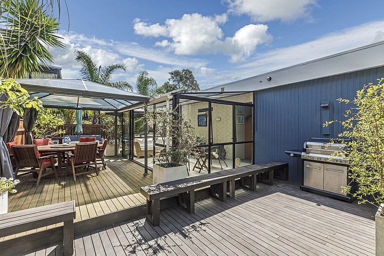 Photo of property in 1/22 Lansdowne Street, Bayswater, Auckland, 0622