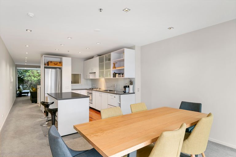 Photo of property in Patent 326 Apartments, 326 Evans Bay Parade, Hataitai, Wellington, 6021