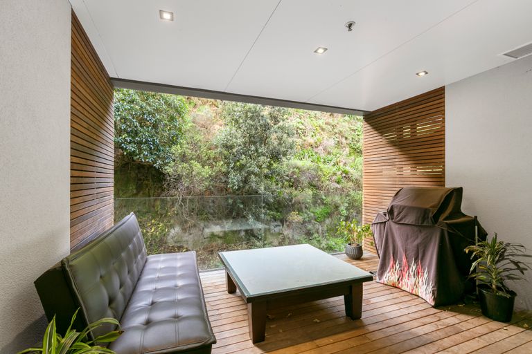 Photo of property in Patent 326 Apartments, 326 Evans Bay Parade, Hataitai, Wellington, 6021