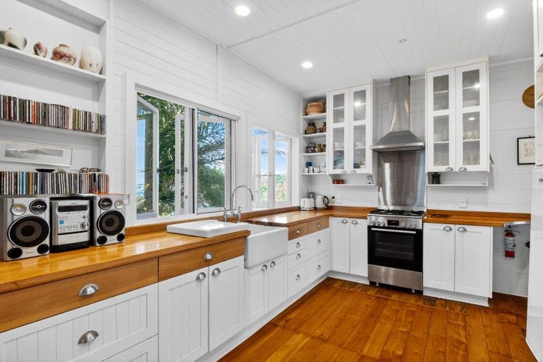 Photo of property in 8 Robertson Street, Russell, 0202