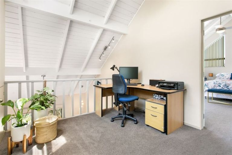 Photo of property in 21 Lagoon Way, West Harbour, Auckland, 0618