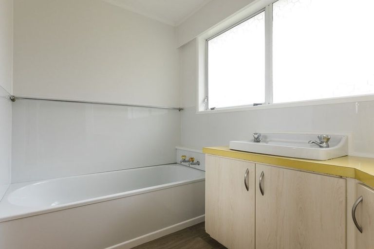 Photo of property in 18 Captain Scott Road, Glen Eden, Auckland, 0602