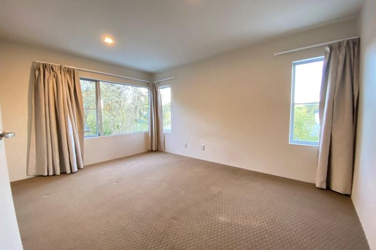 Photo of property in 3 Harrowglen Drive, Northcross, Auckland, 0632