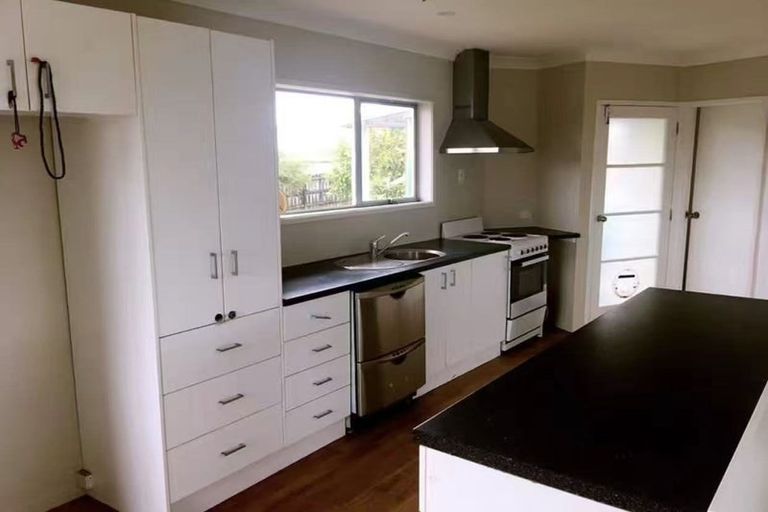 Photo of property in 4 Darcy Place, Massey, Auckland, 0614