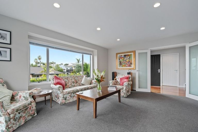 Photo of property in 2 Oakpark Place, West Harbour, Auckland, 0618