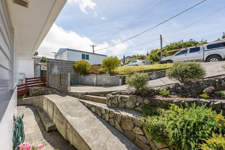 Photo of property in 43 Turville Crescent, Newlands, Wellington, 6037