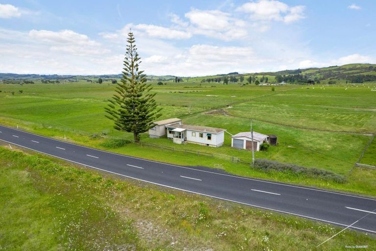 Photo of property in 587 East Coast Road, Kaiaua, Miranda, 2473