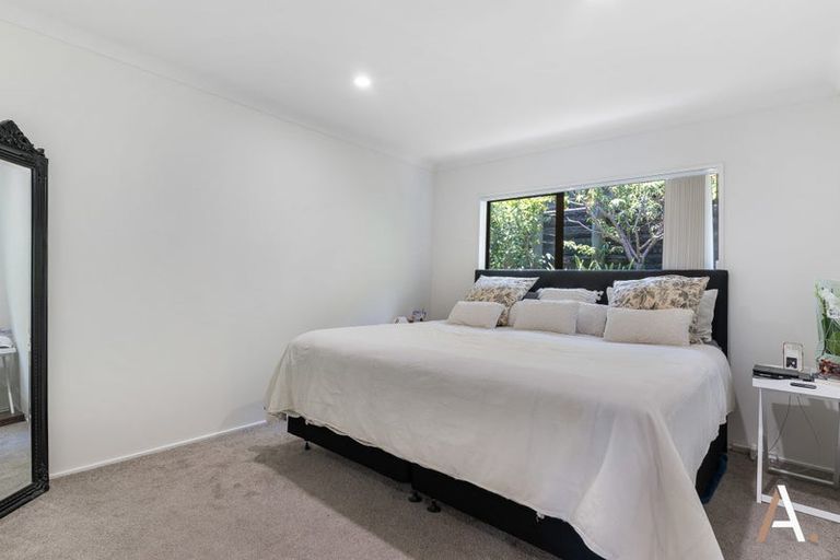 Photo of property in 4 Kingsclere Place, Goodwood Heights, Auckland, 2105