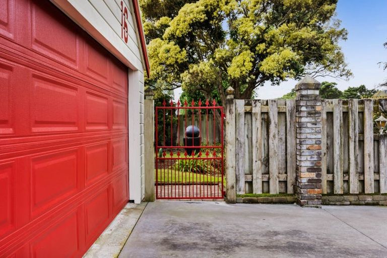 Photo of property in 16 Heaphy Road, Opunake, 4616