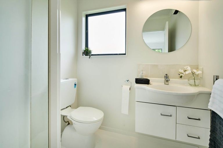 Photo of property in 5 Bishops Glen, Tawa, Wellington, 5028