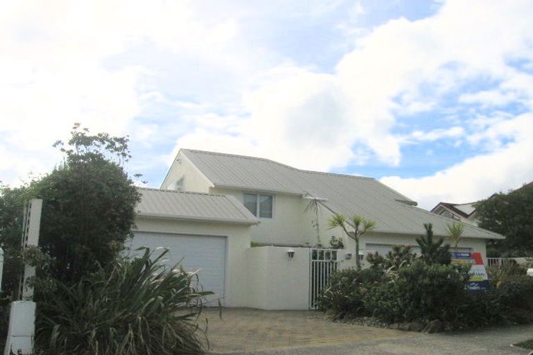 Photo of property in 14 Countess Close, Maupuia, Wellington, 6022