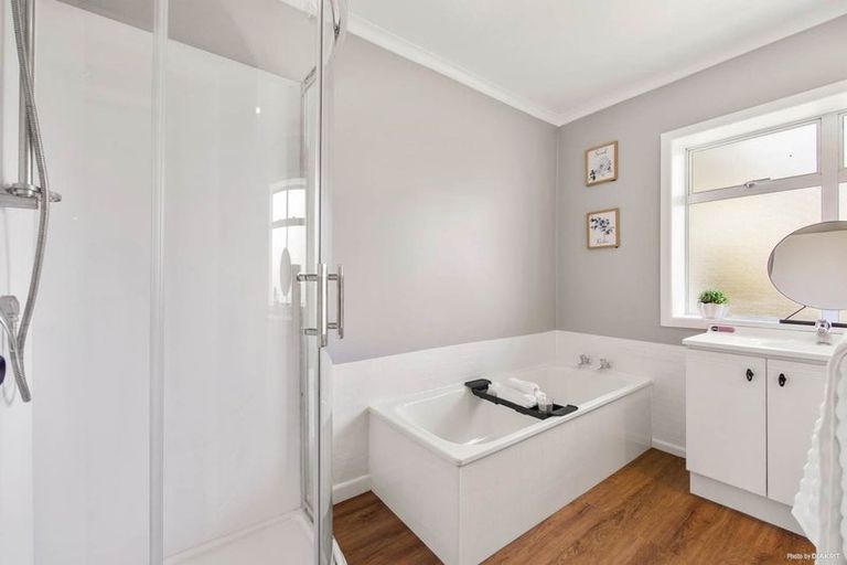 Photo of property in 22 Kaurilands Road, Titirangi, Auckland, 0604