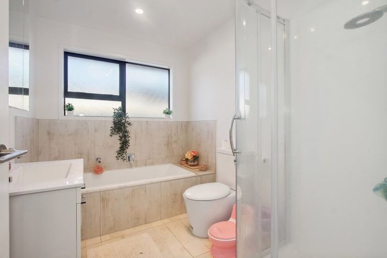 Photo of property in 1 Poutawa Lane, Clarks Beach, 2122