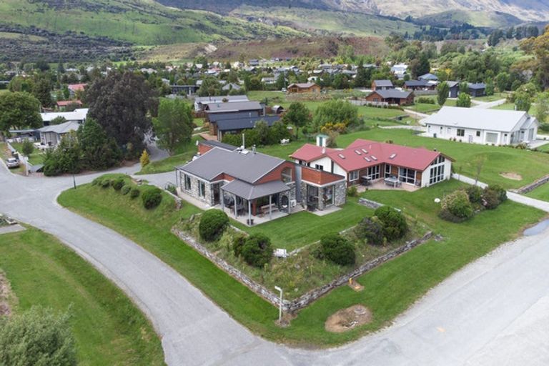 Photo of property in 33 Benmore Place, Glenorchy, 9372