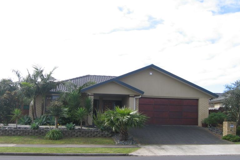 Photo of property in 24 Moyrus Crescent, East Tamaki Heights, Auckland, 2016