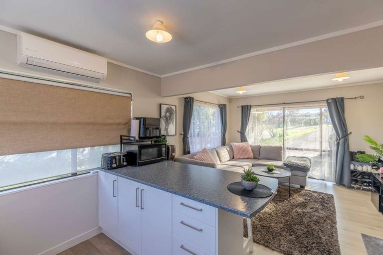 Photo of property in 2/23 Flaunty Place, West Harbour, Auckland, 0618