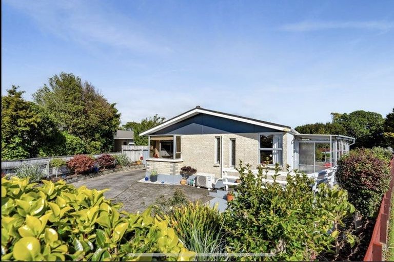 Photo of property in 22 Waiwera Place, Merrilands, New Plymouth, 4312