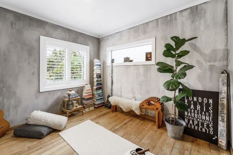 Photo of property in 110 Candia Road, Henderson Valley, Auckland, 0614