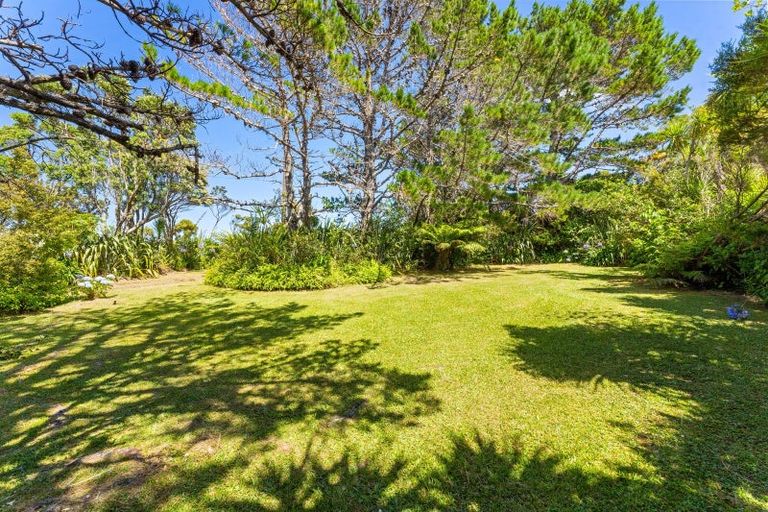 Photo of property in 11 Te Ahuahu Road, Piha, New Lynn, 0772