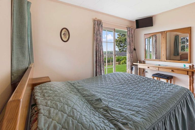 Photo of property in 5 Mcleod Road, South Head, Helensville, 0874