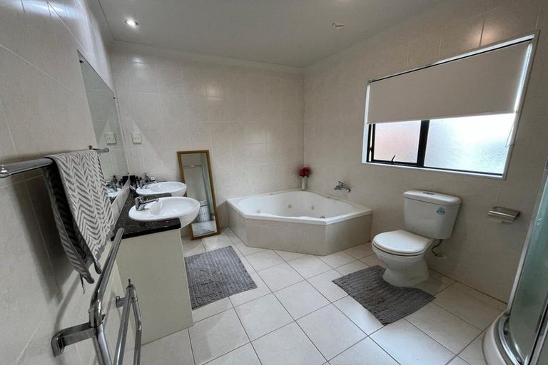 Photo of property in 98 Meadowland Drive, Somerville, Auckland, 2014