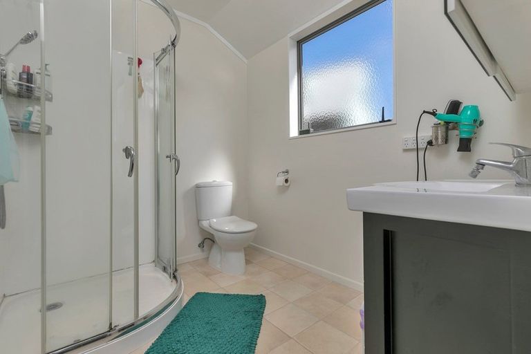 Photo of property in 16 Alma Street, Te Atatu South, Auckland, 0610