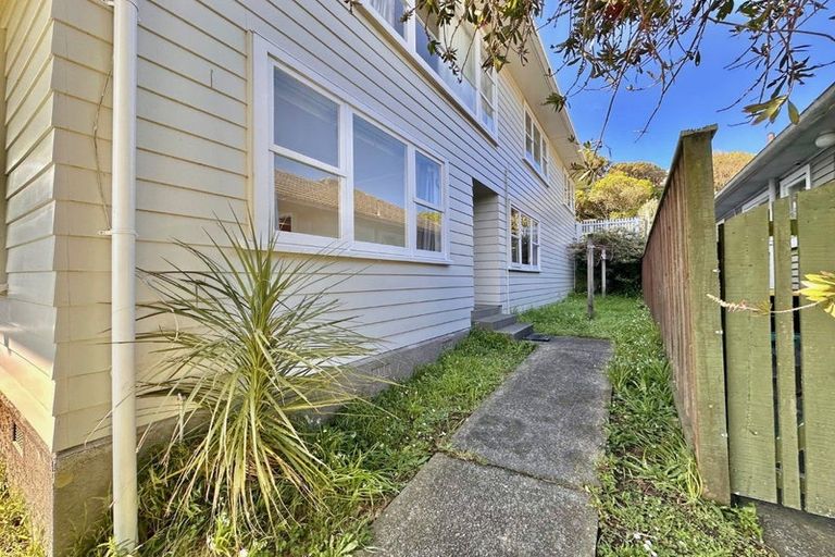 Photo of property in 21 Kahikatea Grove, Paparangi, Wellington, 6037