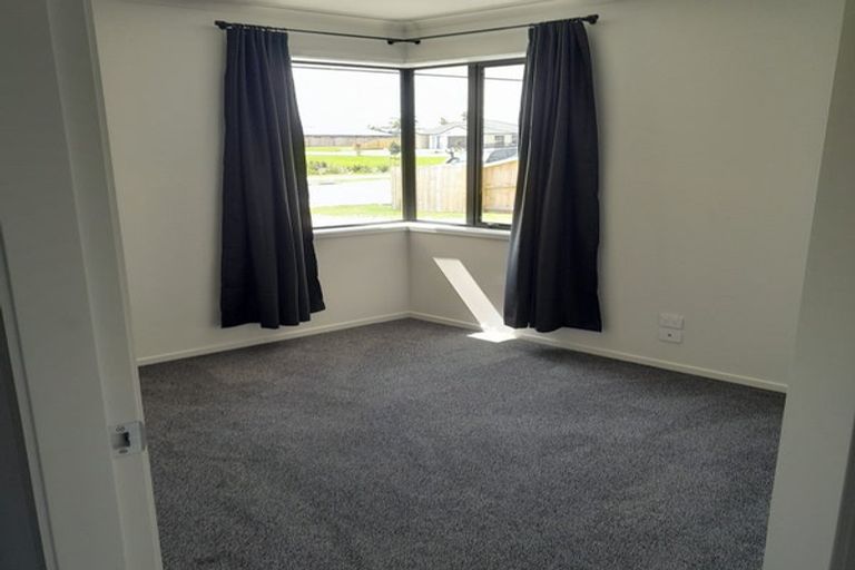 Photo of property in 69 Kaurinui Crescent, One Tree Point, 0118