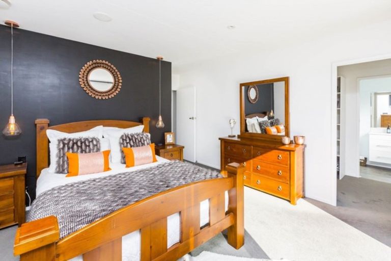 Photo of property in 32 King Charles Drive, Kingsley Heights, Upper Hutt, 5018