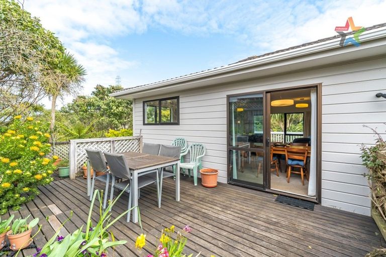 Photo of property in 42 Matuhi Street, Tirohanga, Lower Hutt, 5010