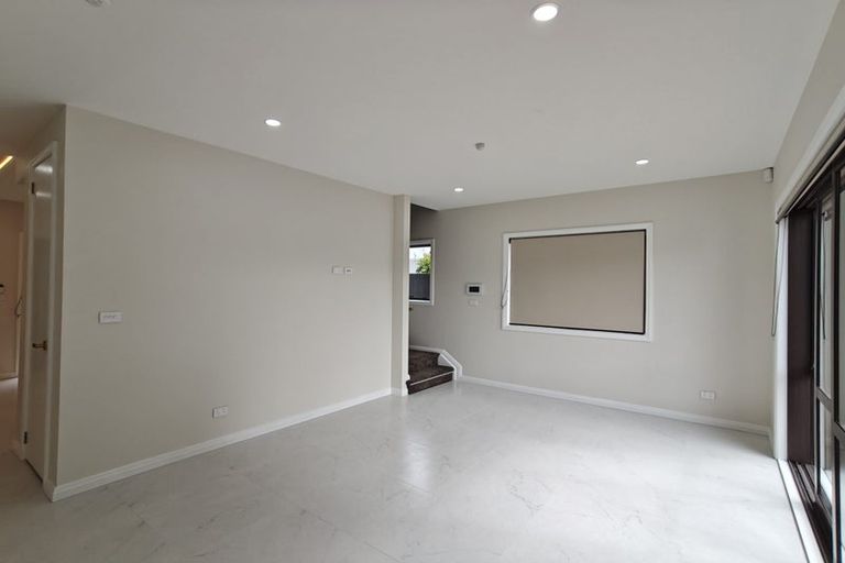 Photo of property in 52d Hutchinsons Road, Bucklands Beach, Auckland, 2014