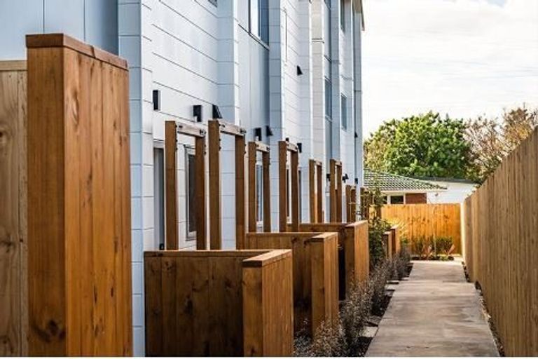 Photo of property in 4/7 Flanshaw Road, Te Atatu South, Auckland, 0610