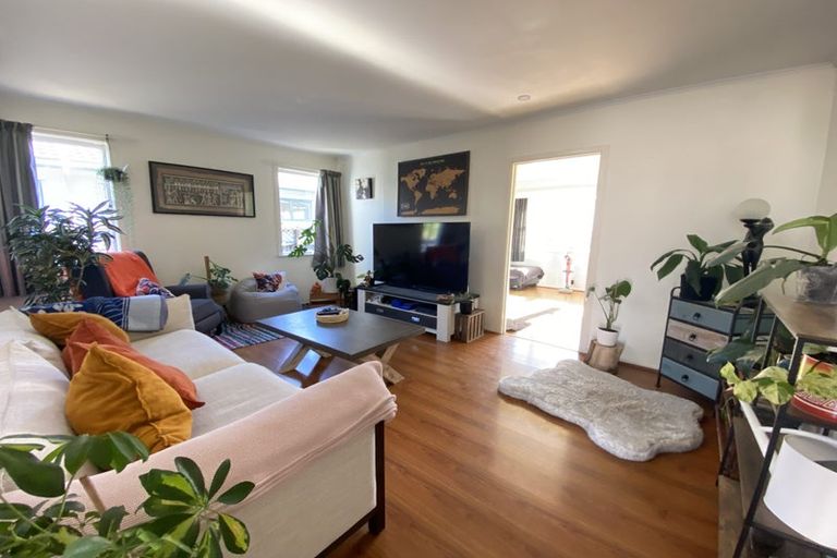 Photo of property in 38 Buscomb Avenue, Henderson, Auckland, 0610