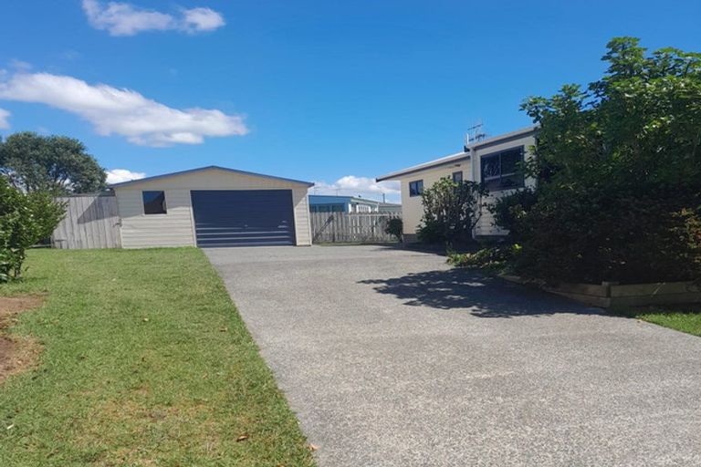 Photo of property in 25 Bermuda Place, One Tree Point, 0118