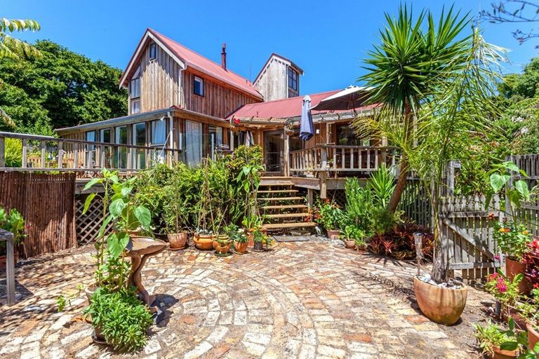 Photo of property in 2 Oxford Terrace, Coromandel, 3506