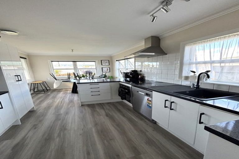 Photo of property in 2 Selwyn Street, Levin, 5510