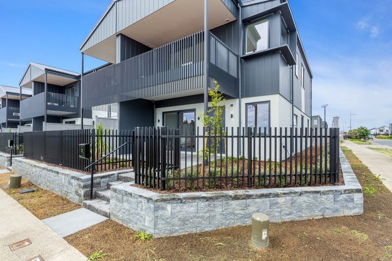 Photo of property in 2 Juniper Drive, Rosehill, Papakura, 2113